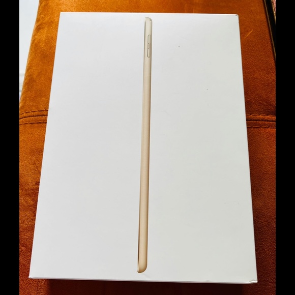 Apple iPad 9.7in with WiFi, 32GB 2017 Newest Model- Gold - Picture 2 of 6